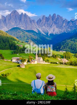 Coppia a St. Magdalena Geisler o Odle Dolomiti cime montane. Val di Funes in Italia, Santa Magdalena villaggio Dolomiti montagne, uomini e donne in vacanza nelle Alpi di montagna italiane Foto Stock