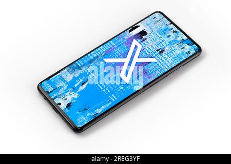 Stati Uniti, luglio 26 2023, nuovo logo Twitter con nuova grafica a forma di X sul dispositivo cellulare Foto Stock