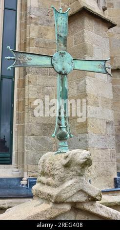 Croce in bronzo ossidato su un agnello di granito del dio agnus dei sul tetto della Cattedrale di Santiago Santiago Santiago de Compostela Galizia Spagna Foto Stock