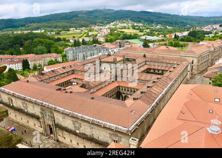 Vista dell'ampio hotel di lusso 5 stelle Parador Museo Santiago dal tetto della cattedrale di Santiago Santiago de Compostela Galizia Spagna Foto Stock