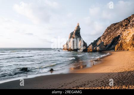 Foto aerea del drone di Praia da Ursa in Portogallo durante il tramonto Foto Stock