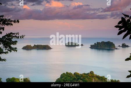 Ultima luce serale sul lato nord-orientale dell'isola di Coiba, costa del Pacifico, provincia di Veraguas, Repubblica di Panama, America centrale. Foto Stock