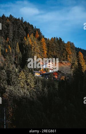 Case su una montagna al tramonto nelle Dolomiti di Santa Magdalena Tirolo Italia Foto Stock