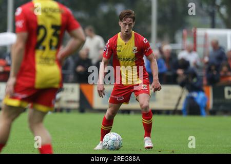 Twello, Paesi Bassi. 23 luglio 2023. TWELLO, PAESI BASSI - 23 LUGLIO: Xander Blomme dei Go Ahead Eagles durante la partita amichevole di pre-stagione tra Go Ahead Eagles e Mamelodi Sundowns allo Sportpark De Laene il 23 luglio 2023 a Twello, Paesi Bassi (foto di Henny Meyerink/BSR Agency) credito: BSR Agency/Alamy Live News Foto Stock