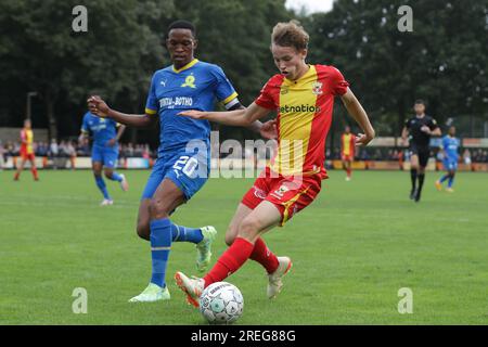 Twello, Paesi Bassi. 23 luglio 2023. TWELLO, PAESI BASSI - 23 LUGLIO: Jakob Breum dei Go Ahead Eagles durante la partita amichevole pre-stagionale tra Go Ahead Eagles e Mamelodi Sundowns allo Sportpark De Laene il 23 luglio 2023 a Twello, Paesi Bassi (foto di Henny Meyerink/BSR Agency) credito: Agenzia BSR/Alamy Live News Foto Stock