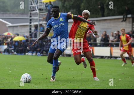 Twello, Paesi Bassi. 23 luglio 2023. TWELLO, PAESI BASSI - 23 LUGLIO: Sylla Sow of Go Ahead Eagles durante la partita amichevole di pre-stagione tra Go Ahead Eagles e Mamelodi Sundowns allo Sportpark De Laene il 23 luglio 2023 a Twello, Paesi Bassi (foto di Henny Meyerink/BSR Agency) credito: BSR Agency/Alamy Live News Foto Stock