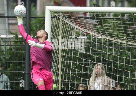 Twello, Paesi Bassi. 23 luglio 2023. TWELLO, PAESI BASSI - 23 LUGLIO: Jeffrey de Lange dei Go Ahead Eagles durante la partita amichevole di pre-stagione tra Go Ahead Eagles e Mamelodi Sundowns allo Sportpark De Laene il 23 luglio 2023 a Twello, Paesi Bassi (foto di Henny Meyerink/BSR Agency) credito: Agenzia BSR/Alamy Live News Foto Stock