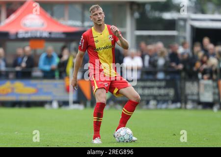 Twello, Paesi Bassi. 23 luglio 2023. TWELLO, PAESI BASSI - 23 LUGLIO: Joris Kramer dei Go Ahead Eagles durante la partita amichevole di pre-stagione tra Go Ahead Eagles e Mamelodi Sundowns allo Sportpark De Laene il 23 luglio 2023 a Twello, Paesi Bassi (foto di Henny Meyerink/BSR Agency) credito: BSR Agency/Alamy Live News Foto Stock