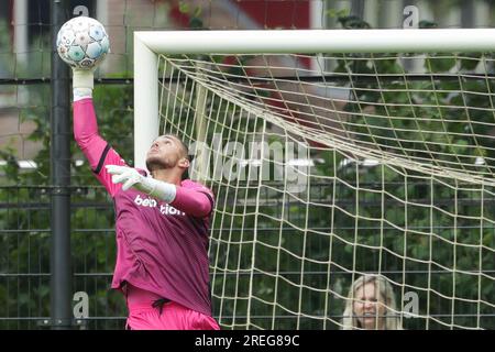 Twello, Paesi Bassi. 23 luglio 2023. TWELLO, PAESI BASSI - 23 LUGLIO: Jeffrey de Lange dei Go Ahead Eagles durante la partita amichevole di pre-stagione tra Go Ahead Eagles e Mamelodi Sundowns allo Sportpark De Laene il 23 luglio 2023 a Twello, Paesi Bassi (foto di Henny Meyerink/BSR Agency) credito: Agenzia BSR/Alamy Live News Foto Stock