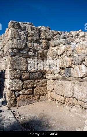 Bronze period City Gate Tel Megiddo National Park. Megiddo è un tel (collina) composto da 26 strati di rovine di antiche città in una posizione strategica in Foto Stock