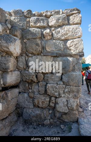 Bronze period City Gate Tel Megiddo National Park. Megiddo è un tel (collina) composto da 26 strati di rovine di antiche città in una posizione strategica in Foto Stock