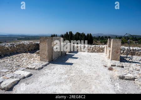 Nelle stalle meridionali. Al Parco Nazionale di Tel Megiddo. Megiddo è un tel (collina) composto da 26 strati delle rovine di antiche città in una posizione strategica Foto Stock