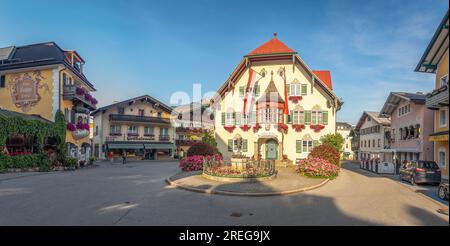 Piazza Mozartplatz con edifici storici, St Municipio di Gilgen e Fontana di Mozart, Sankt Gilgen, Austria Foto Stock