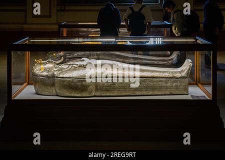 Cairo, Egitto - 24 dicembre 2022: Mostre del Museo del Cairo. Sarcofago d'argento. Foto Stock