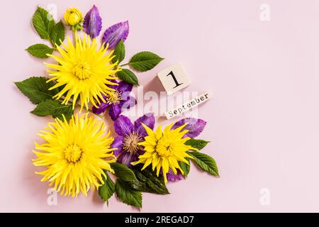 Festosa composizione floreale in bianco sullo sfondo di legno. Vista aerea. Foto Stock