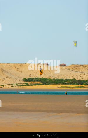 Persone che praticano Kitesurf sulla spiaggia di Dakhla nel sud del Marocco Foto Stock