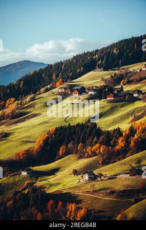 Case su una montagna al tramonto nelle Dolomiti di Santa Magdalena Tirolo Italia Foto Stock