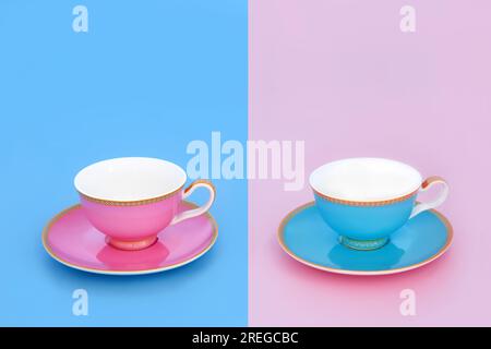 Tè per due con tazze da tè in porcellana. Elegante e lussuoso concetto di riflesso della dualità del bere su sfondo blu pastello e rosa. Foto Stock