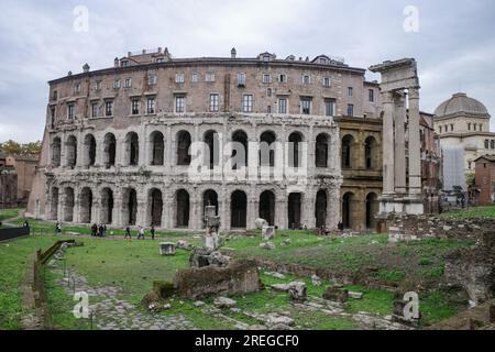 Roma, Italia - 27 novembre 2022: Teatro Marcello, antico teatro romano Foto Stock