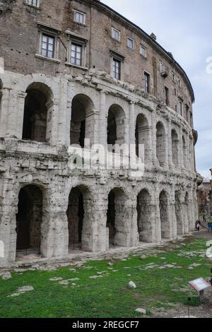 Roma, Italia - 27 novembre 2022: Teatro Marcello, antico teatro romano Foto Stock