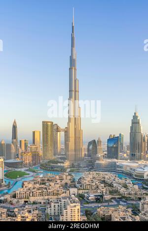 Skyline di Dubai in luce dorata con il Burj Khalifa all'alba Foto Stock