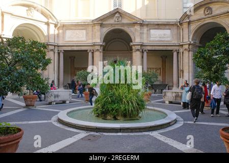 Roma, Italia - 27 novembre 2022: Cortile Ottagono, cortile interno del Palazzo Belvedere. Musei Vaticani Foto Stock
