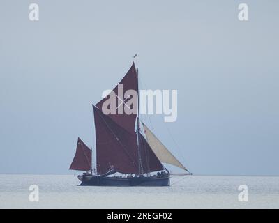 Sheerness, Kent, Regno Unito. 28 luglio 2023. Meteo del Regno Unito: Un cielo coperto con incantesimi assolati a Sheerness, Kent. PIC: Thames Barge SB Marjorie ha visto arrivare allo Swale per il 50° Swale Smack & Sailing Barge Match di domani. Crediti: James Bell/Alamy Live News Foto Stock