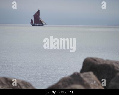 Sheerness, Kent, Regno Unito. 28 luglio 2023. Meteo del Regno Unito: Un cielo coperto con incantesimi assolati a Sheerness, Kent. PIC: Thames Barge SB Marjorie ha visto arrivare allo Swale per il 50° Swale Smack & Sailing Barge Match di domani. Crediti: James Bell/Alamy Live News Foto Stock