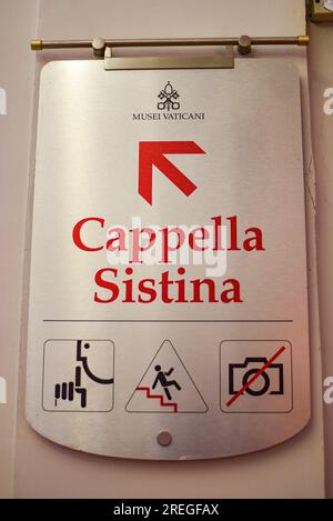 Roma, Italia - 27 novembre 2022: Cartelli che guidano i visitatori dei Musei Vaticani verso la Cappella Sistina Foto Stock