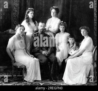 I Romanov - seduti (da sinistra a destra) Maria, la Regina Alessandra, lo Zar Nicola II, Anastasia, Alexei (davanti), E in piedi Olga e Tatiana - 1914 Foto Stock