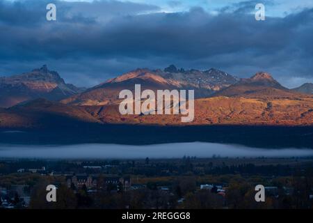 Paesaggio della città di Trevelin durante una mattinata nebbiosa Foto Stock