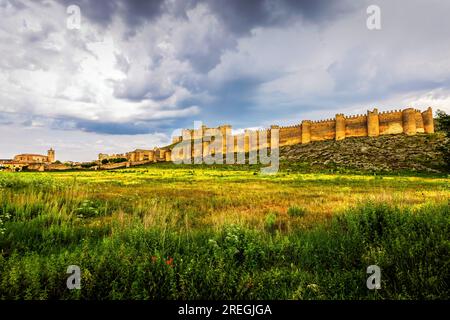 Castello di Grajal, Grajal de Campos, León, Castilla y Leon, Spagna. Il castello rappresenta nuove tendenze rinascimentali di fortificazione. E' diventata la prima g Foto Stock