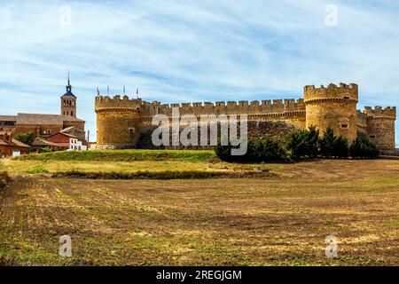 Castello di Grajal, Grajal de Campos, León, Castilla y Leon, Spagna. Il castello rappresenta nuove tendenze rinascimentali di fortificazione. E' diventata la prima g Foto Stock