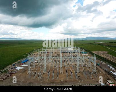 (230728) -- MACHAKOS, 28 luglio 2023 (Xinhua) -- questa foto aerea scattata il 5 maggio 2023 mostra una vista del cantiere della sottostazione del trasformatore di Konza nella contea di Machakos, Kenya. David Maina Kamore, 32 anni, è un ingegnere elettrico, una professione che aveva sognato fin dalla sua infanzia, nella sottostazione del trasformatore di Konza. Andò in Cina nel 2009 e studiò cinese per un anno alla Huazhong University of Science and Technology prima di laurearsi in ingegneria elettrica e automazione all'Università Chang'an. Dopo essersi laureato in ingegneria nel 2014, David ha messo quello che ha Foto Stock