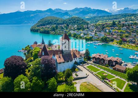 Vista aerea del castello di Spiez e del lago di Thun in estate. Oberland Bernese, distretto amministrativo Frutigen-Niedersimmental, Cantone di Berna, Svizzera. Foto Stock