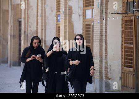 28 luglio 2023, Isfahan, Isfahan, Iran: Le donne iraniane camminano nella storica piazza Naqsh-e Jahan, nella città centrale iraniana di Isfahan. Piazza Naqsh-e Jahan (immagine della Piazza del mondo), nota anche come Piazza Shah prima del 1979, è una piazza situata al centro di Isfahan, Iran. Costruito tra il 1598 e il 1629, è oggi un importante sito storico e uno dei siti patrimonio dell'umanità dell'UNESCO. E' largo 160 metri e lungo 560 metri (un'area di 89.600 metri quadrati). È anche indicata come Piazza Shah o Piazza Imam. La piazza è circondata da edifici risalenti all'epoca safavide. La Moschea Shah Foto Stock