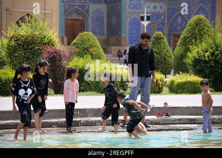 28 luglio 2023, Isfahan, Isfahan, Iran: Le bambine iraniane si raffreddano nella storica piazza Naqsh-e Jahan, nella città centrale iraniana di Isfahan. Piazza Naqsh-e Jahan (immagine della Piazza del mondo), nota anche come Piazza Shah prima del 1979, è una piazza situata al centro di Isfahan, Iran. Costruito tra il 1598 e il 1629, è oggi un importante sito storico e uno dei siti patrimonio dell'umanità dell'UNESCO. E' largo 160 metri e lungo 560 metri (un'area di 89.600 metri quadrati). È anche indicata come Piazza Shah o Piazza Imam. La piazza è circondata da edifici risalenti all'epoca safavide. La S Foto Stock