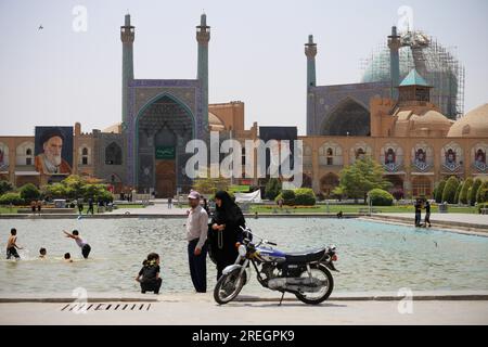 28 luglio 2023, Isfahan, Isfahan, Iran: Una vista della grande Moschea Abbasi costruita dai safavidi (Moschea Shah, completata nel 1629) nella città centrale iraniana di Isfahan. Piazza Naqsh-e Jahan (immagine della Piazza del mondo), nota anche come Piazza Shah prima del 1979, è una piazza situata al centro di Isfahan, Iran. Costruito tra il 1598 e il 1629, è oggi un importante sito storico e uno dei siti patrimonio dell'umanità dell'UNESCO. E' largo 160 metri e lungo 560 metri (un'area di 89.600 metri quadrati). È anche indicata come Piazza Shah o Piazza Imam. La piazza è circondata da edifici del Safa Foto Stock