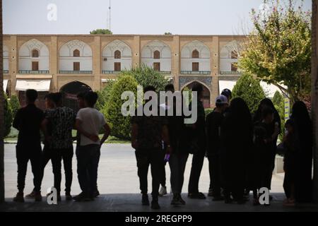 28 luglio 2023, Isfahan, Isfahan, Iran: Gli iraniani camminano nella storica piazza Naqsh-e Jahan, nella città centrale iraniana di Isfahan. Piazza Naqsh-e Jahan (immagine della Piazza del mondo), nota anche come Piazza Shah prima del 1979, è una piazza situata al centro di Isfahan, Iran. Costruito tra il 1598 e il 1629, è oggi un importante sito storico e uno dei siti patrimonio dell'umanità dell'UNESCO. E' largo 160 metri e lungo 560 metri (un'area di 89.600 metri quadrati). È anche indicata come Piazza Shah o Piazza Imam. La piazza è circondata da edifici risalenti all'epoca safavide. La Moschea dello Scià è S Foto Stock