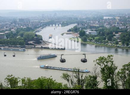 Coblenza, Renania-Palatinato, Germania - Vista della città Coblenza, Deutsches Eck con monumento Kaiser-Wilhelm alla foce della Mosella nel Reno, taxi Foto Stock