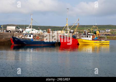 Barche da pesca ormeggiate a Port Magee Harbour, Contea di Kerry, Irlanda, agosto 2020. Foto Stock