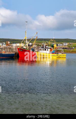 Barche da pesca ormeggiate a Port Magee Harbour, Contea di Kerry, Irlanda, agosto 2020. Foto Stock