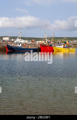 Barche da pesca ormeggiate a Port Magee Harbour, Contea di Kerry, Irlanda, agosto 2020. Foto Stock