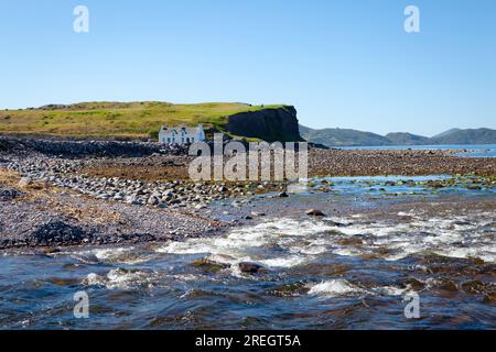 Cottage solitario alla foce del fiume Currane sul lungomare di Waterville, Spunkane, Ballinskelligs Bay, County Kerry, Irlanda, agosto 2022. Foto Stock