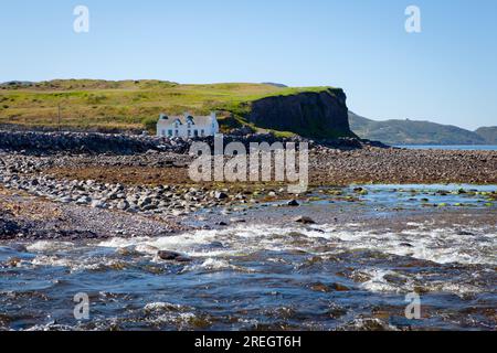 Cottage solitario alla foce del fiume Currane sul lungomare di Waterville, Spunkane, Ballinskelligs Bay, County Kerry, Irlanda, agosto 2022. Foto Stock