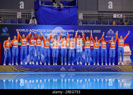 FUKUOKA, GIAPPONE - LUGLIO 28: Laura Aarts dei Paesi Bassi, Sarah Buis dei Paesi Bassi, Vivian Sevenich dei Paesi Bassi, Simone van de Kraats dei Paesi Bassi, Maartje Keuning dei Paesi Bassi, Sabrina van der Sloot dei Paesi Bassi, Bente Rogge dei Paesi Bassi, Lieke Rogge dei Paesi Bassi, Nina Ten Broek dei Paesi Bassi, Iris Wolves dei Paesi Bassi, Kitty Lynn Joustra dei Paesi Bassi, Brigitte Sleeking dei Paesi Bassi, Lola Moolhuijzen dei Paesi Bassi celebrano durante i Campionati mondiali di Aquatics 2023 cerimonia della medaglia di pallanuoto femminile alla Marine Messe Fukuoka Foto Stock