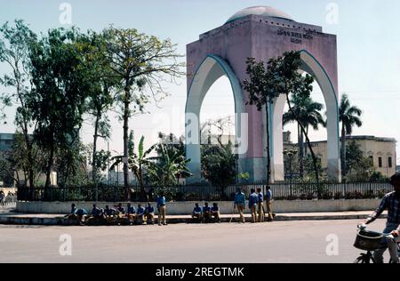 Shadaghat Dhaka Bangladesh People nel Bahadur Shah Park (formalmente Victoria Park) dal Memorial eretto alle persone che furono impiccate durante il Sepoy Foto Stock