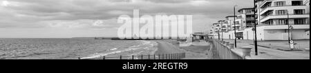 Ramsgate, Regno Unito - 10 maggio 2023: Vista panoramica di Ramsgate Marina Esplanade, Royal Sands, Ramsgate Harbour e Deal in the background (bianco e nero) Foto Stock