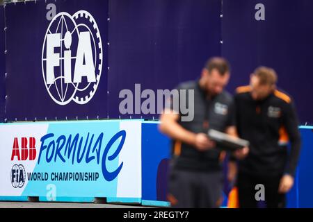 Londra, Royaume University. 28 luglio 2023. Branding FIA durante l'ePrix di Londra Hankook 2023, dodicesimo meeting del Campionato Mondiale di Formula e ABB FIA 2022-23, sull'Excel di Londra dal 29 al 30 luglio 2023 a Londra, Regno Unito - foto André Ferreira/DPPI Credit: DPPI Media/Alamy Live News Foto Stock