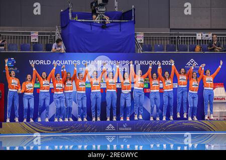 FUKUOKA, GIAPPONE - LUGLIO 28: Laura Aarts dei Paesi Bassi, Sarah Buis dei Paesi Bassi, Vivian Sevenich dei Paesi Bassi, Simone van de Kraats dei Paesi Bassi, Maartje Keuning dei Paesi Bassi, Sabrina van der Sloot dei Paesi Bassi, Bente Rogge dei Paesi Bassi, Lieke Rogge dei Paesi Bassi, Nina Ten Broek dei Paesi Bassi, Iris Wolves dei Paesi Bassi, Kitty Lynn Joustra dei Paesi Bassi, Brigitte Sleeking dei Paesi Bassi, Lola Moolhuijzen dei Paesi Bassi celebrano durante i Campionati mondiali di Aquatics 2023 cerimonia della medaglia di pallanuoto femminile alla Marine Messe Fukuoka Foto Stock